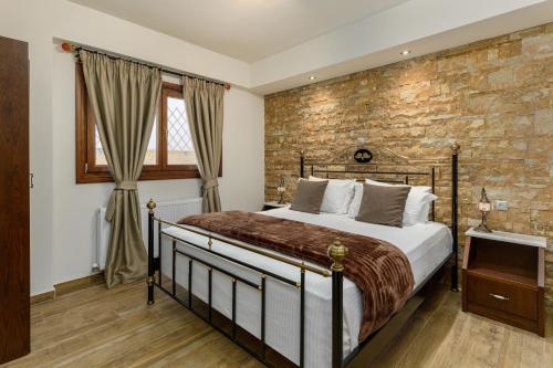 Postel nebo postele na pokoji v ubytování Arxontariki Suites