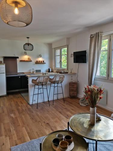 Una cocina y una sala de estar con mesa y sillas. en * LE CHAMARELLE * Hyper Centre Auray *, en Auray