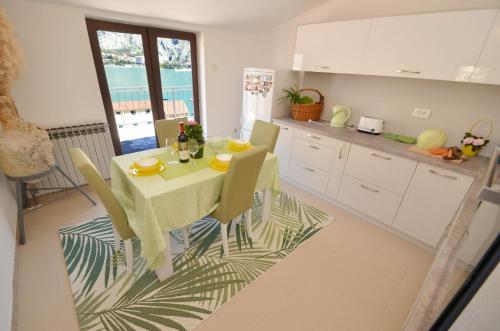 uma cozinha com uma mesa e cadeiras numa cozinha em Apartments Andrija em Kotor