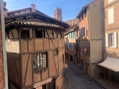 an alley in an old city with buildings at Cathédrale Appart in Albi