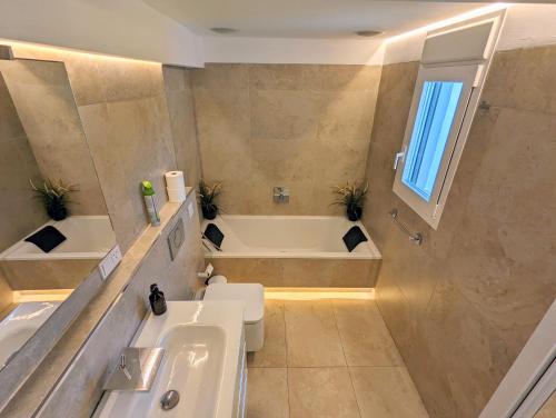 łazienka z wanną, toaletą i umywalką w obiekcie Mijas Beach Penthouse w mieście Sitio de Calahonda