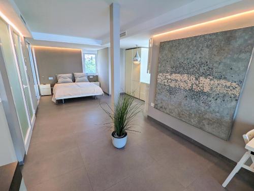 sypialnia z łóżkiem i dużym obrazem na ścianie w obiekcie Mijas Beach Penthouse w mieście Sitio de Calahonda