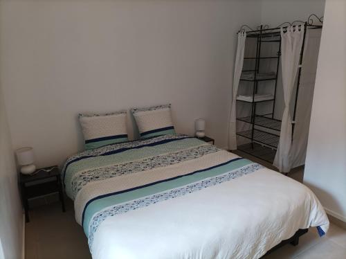 - une chambre avec un lit et une couette blanche dans l'établissement O'Couvent - Appartement 54 m2 - 1 chambre - A301, à Salins-les-Bains