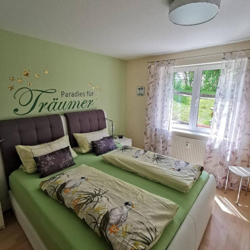 ein Schlafzimmer mit 2 Betten und ein Schild an der Wand in der Unterkunft Ferienwohnung Subat in Ettenheim