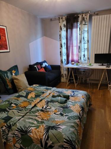 里昂的住宿－Appartement privée Lyon 3，客厅配有床、桌子和书桌