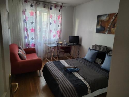 a bedroom with a bed and a chair and a desk at Appartement privée Lyon 3 in Lyon