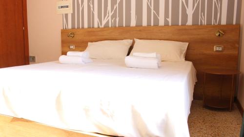 a bed with two towels sitting on top of it at Ostello Ossigeno in Campodimele