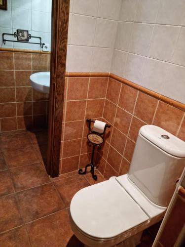 een badkamer met een toilet en een wastafel bij Casa Mari in Palomera