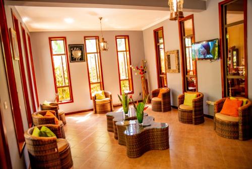 een woonkamer met stoelen en een tafel bij Lush Garden Business Hotel in Arusha
