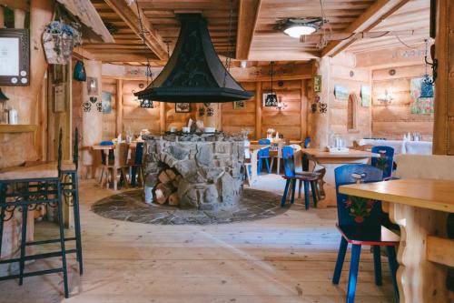 a restaurant with a fireplace in the middle of a room at Pokoje Javorina in Zakopane