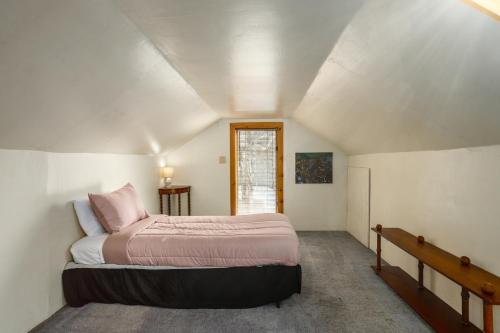 מיטה או מיטות בחדר ב-Northwood Cabin