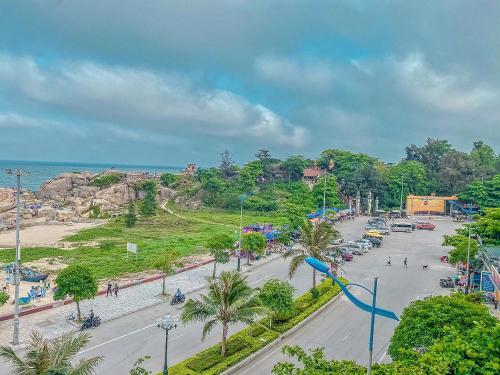 una strada in una città con spiaggia e oceano di Phương Thuỷ Hotel a Sầm Sơn