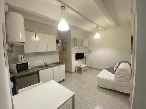 uma sala de estar com um sofá e uma cozinha em 07 Basic Center Barcelona3 1 em Barcelona