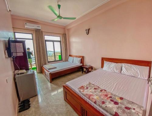 a bedroom with a bed and a tv in it at Phương Thuỷ Hotel in Sầm Sơn