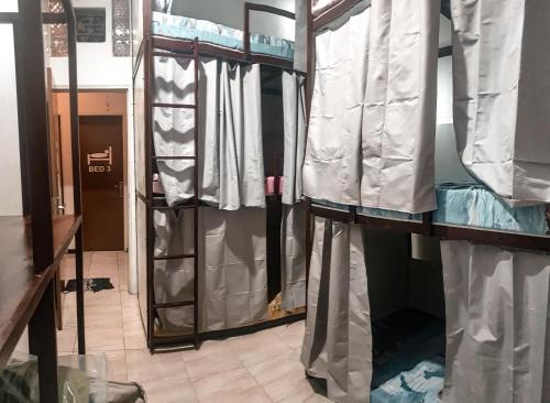 Tempat tidur susun dalam kamar di MADOR Malang Dorm Hostel