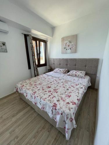 um quarto com uma cama grande e uma colcha floral em Maria's room em Samos