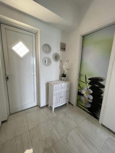 einen Flur mit einer weißen Tür und einem Fenster in der Unterkunft Maria's room in Samos