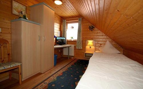 Postel nebo postele na pokoji v ubytování Ferienhaus Nr 51, Typ B, Ferienanlage Blauvogel, Hasselfelde, Harz