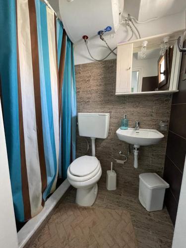 bagno con servizi igienici e lavandino di Maria's room a Samos