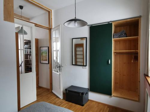 Zimmer mit grüner Wand und Tür in der Unterkunft Zur alten Scheune in Balingen