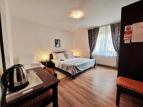 Habitación de hotel con cama y mesa en Lazy Bear en Plitvička Jezera