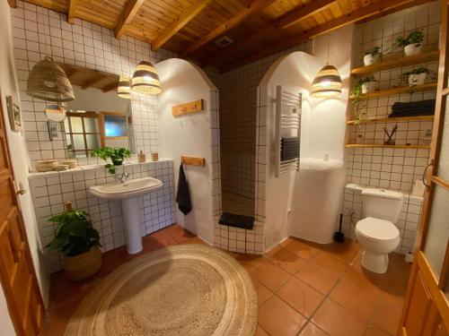 A bathroom at Casa rural Castro de Frádigas, con vistas al mar en Pantín