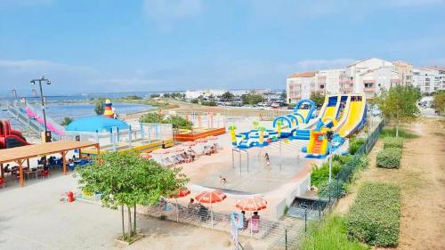 un parco divertimenti con parco acquatico con montagne russe di Le Cosy Des Goélands, T2 proche de la mer a Frontignan