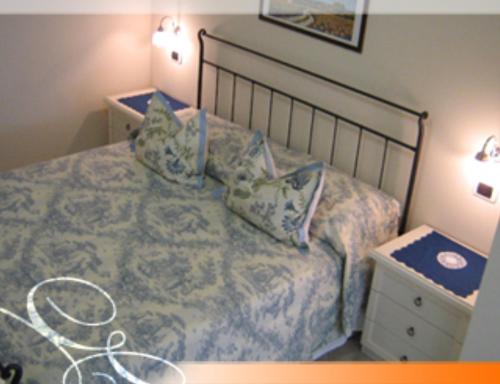 una camera con letto e comodino di Ladi’s B&B a Bardolino