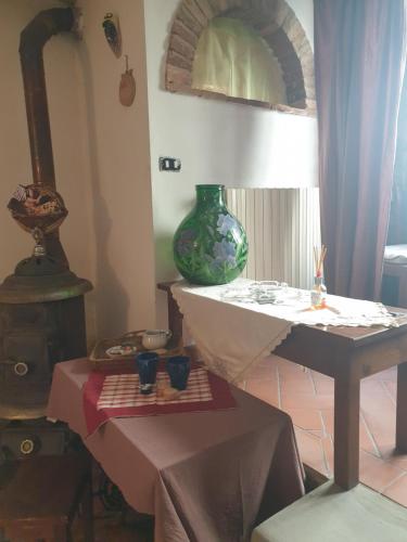 una habitación con una mesa y un jarrón sobre una mesa en Helga's House- Una Finestra sul Borgo, en Ambra