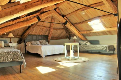 a bedroom with two beds in a attic at Casa Rural Estrella del Sil in Corbón del Sil