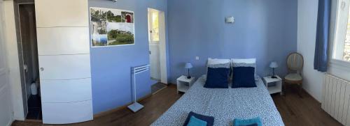Cette chambre bleue comprend un lit avec des oreillers bleus. dans l'établissement La Terrasse des Cevennes, à Ribes