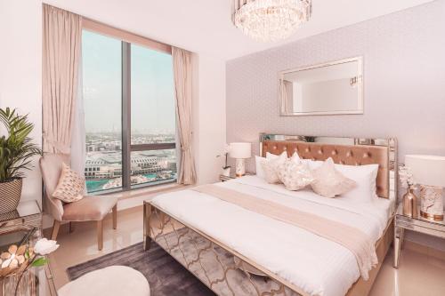 een slaapkamer met een bed en een groot raam bij Elite Royal Apartment - Highest Floor - Full Burj Khalifa & Fountain View - Duke in Dubai
