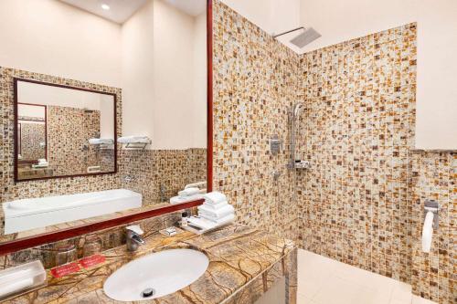 Ванная комната в Ramada by Wyndham Jaipur Jaisinghpura