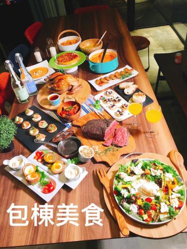 a table with a lot of food on it at 巴黎Villa 主題派對K歌 BBQ 麻將包棟 in Luodong