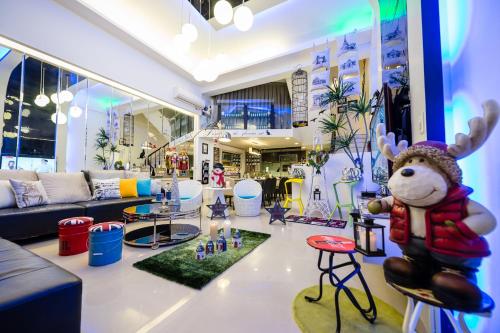 a store with a stuffed animal in the middle of a room at 巴黎Villa 主題派對K歌 BBQ 麻將包棟 in Luodong