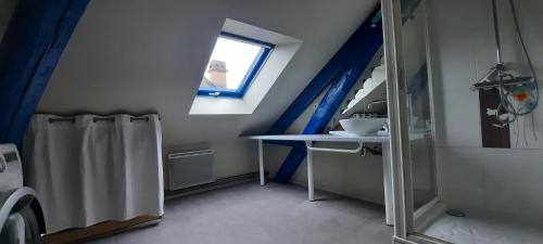 uma casa de banho com um chuveiro, um lavatório e uma janela em L'escale des caboteurs chambre d'hôte em Saint-Nazaire