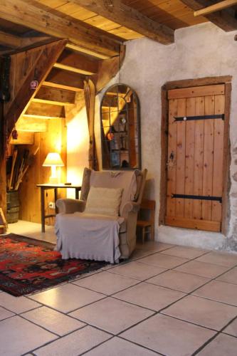 - un salon avec un canapé et une porte en bois dans l'établissement chalet Saint Joseph au coeur du massif de la Chartreuse !, à Saint-Christophe-sur-Guiers
