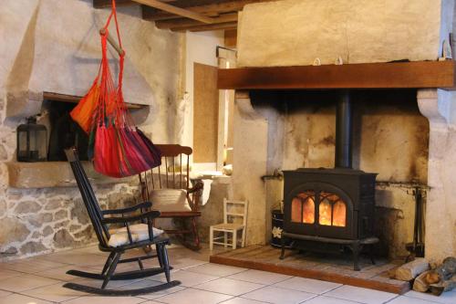 Habitación con silla y chimenea en chalet Saint Joseph au coeur du massif de la Chartreuse !, en Saint-Christophe-sur-Guiers