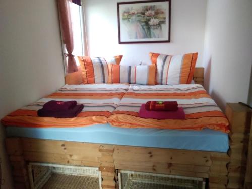 Una cama en una habitación con algunas almohadas. en Gartenhaus, en Berlín