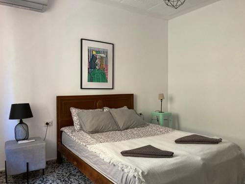 Gandia Retro Apartament في غانديا: غرفة نوم عليها سرير ووسادتين