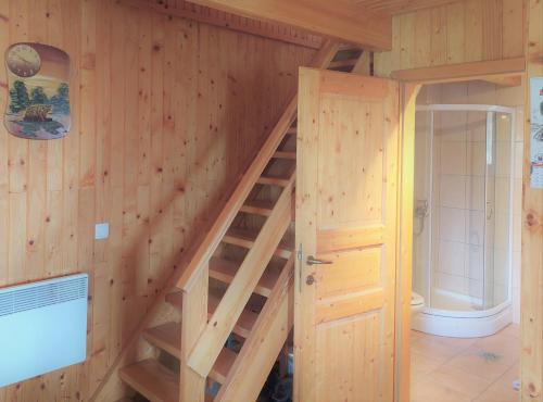 Cabaña de madera con escalera en una habitación en APARTMA-SPA NATURA, en Sveti Jurij ob Ščavnici