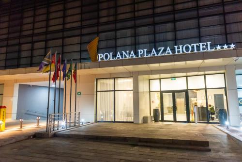 un hotel con banderas frente a un edificio en Polana Plaza Hotel, en Maputo