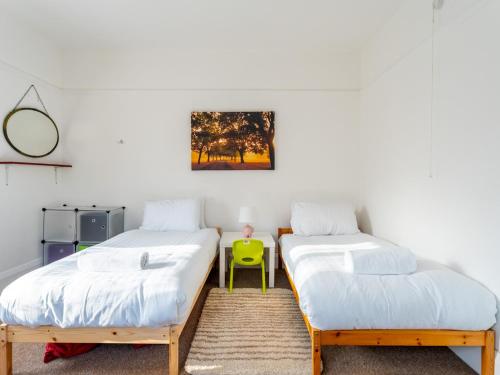 Un pat sau paturi într-o cameră la Pass the Keys 3 bedroom bungalow perfectly located parking