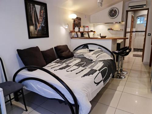 um quarto com uma cama num quarto com uma cozinha em REDHOUSE Studio Zen em Roques Sur Garonne