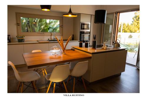 Køkken eller tekøkken på Appartamento in Villa con idromassaggio