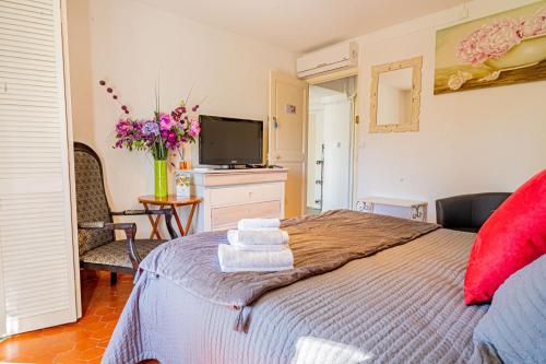 a bedroom with a bed with towels on it at Domaine de l'Aufrene in Hyères
