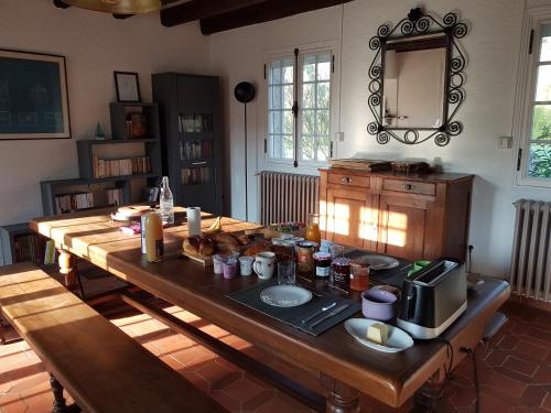 - une table en bois avec de la nourriture dans la chambre dans l'établissement Le Moulin du Châtelier, à Paulmy