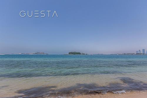 uma vista para o oceano a partir da praia em Shoreline The Palm, Free beach & pool access em Dubai