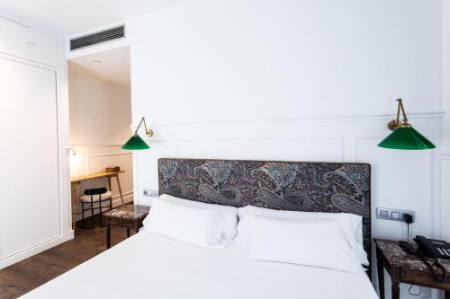 A bed or beds in a room at Hotel Trueba