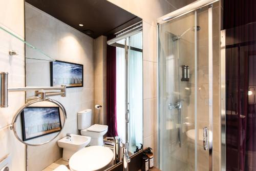 Ένα μπάνιο στο Hotel Trueba